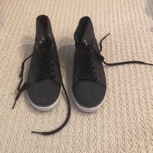 NEVER WORN VANS SIZE 6.5